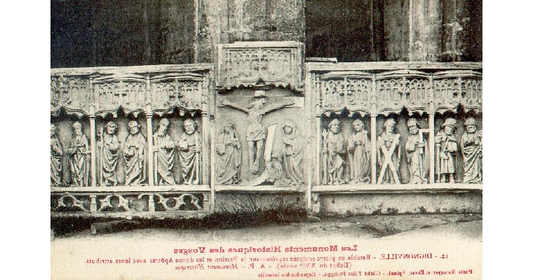 Rétable et Bas relief représentant la Crucifixion et les 12 Apôtres. Ce dernier est visible au choeur de l'église puisqu'il est monté comme autel depuis le 1er mai 1955.